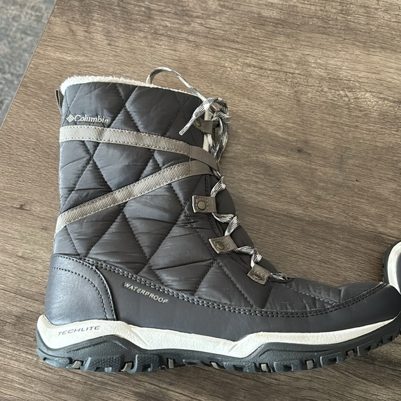 Like New Columbia techlite waterproof snowboots size 6 - Picture 2 of 7